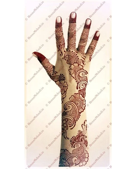 Curvy Bangle And Daisy Featuring Back Hand Mehndi Design Curvy Bangle And Daisy Featuring Back Hand Mehndi Design